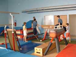 Atelier au mini trampoline et saut de cheval